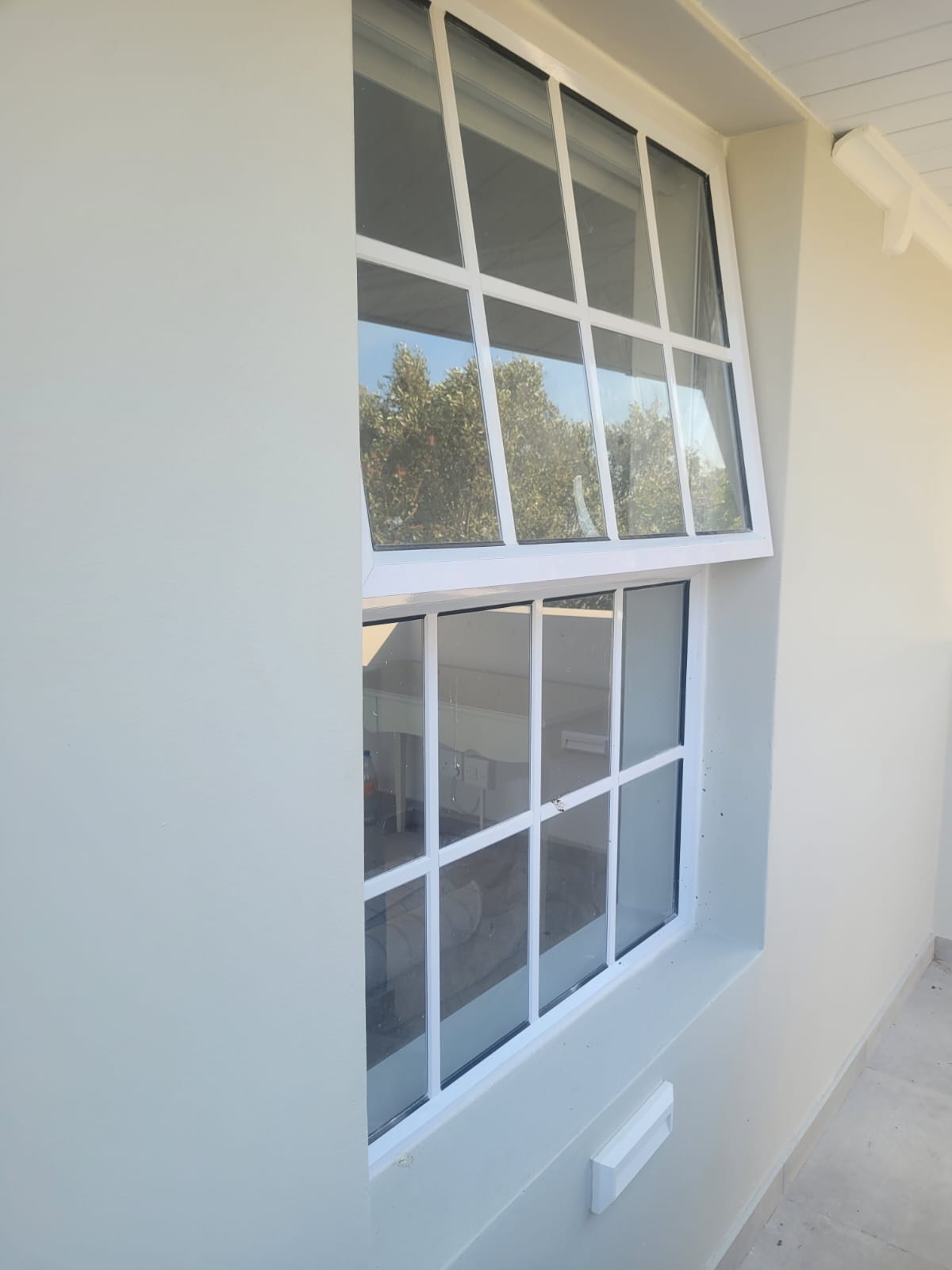 White_top_hung_windows